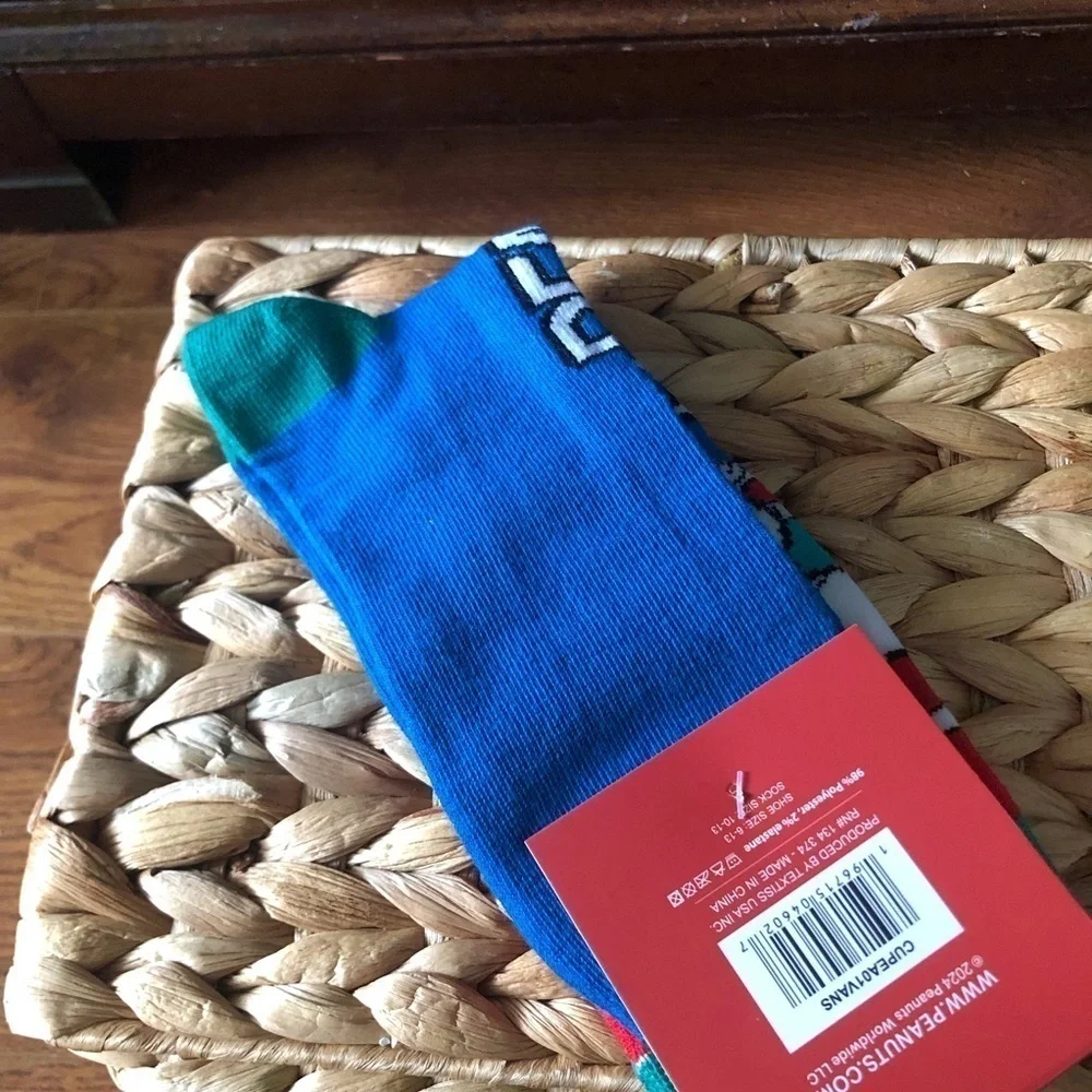 Peanuts: Snoopy in blue car crew socks